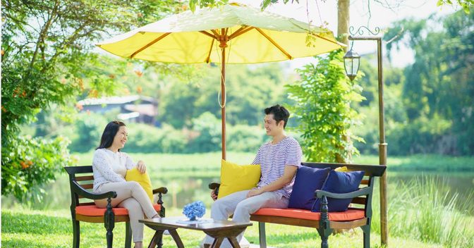 ผู้เข้ารับการบำบัดพูดคุยกับผู้เชี่ยวชาญด้านสุขภาพจิตเพื่อประเมินปัญหาการใช้สารเสพติดและวางแผนการรักษา