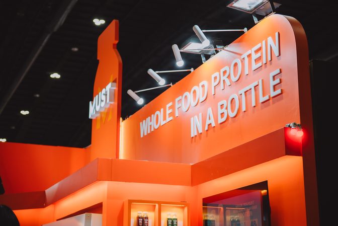 บูธ MUST Nutrition ภายในงาน THAIFEX – ANUGA ASIA 2026 พร้อมป้าย Whole Food Protein in a Bottle
