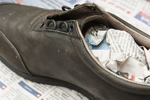 กระดาษหนังสือพิมพ์ยัดรองเท้า